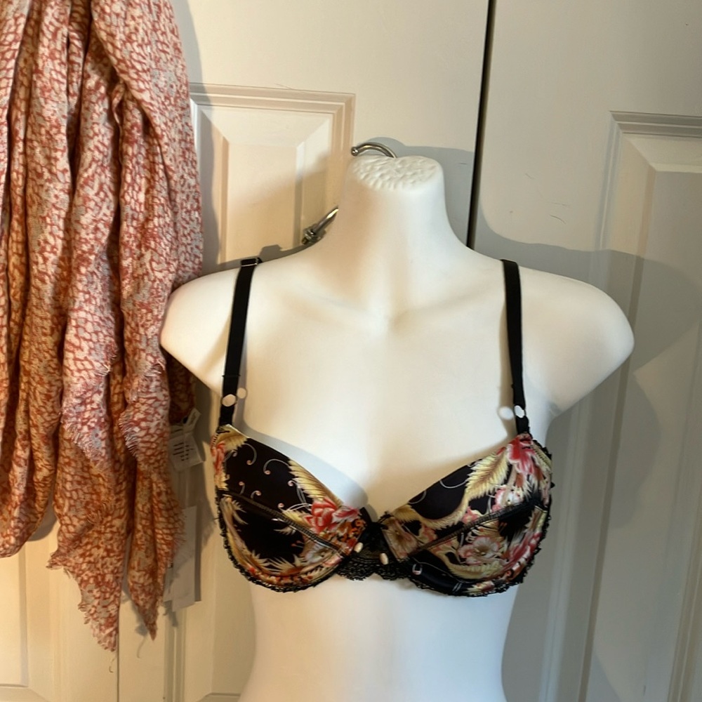 Elle MacPherson 34B soft slightly padded bra with underwire and lace detail.